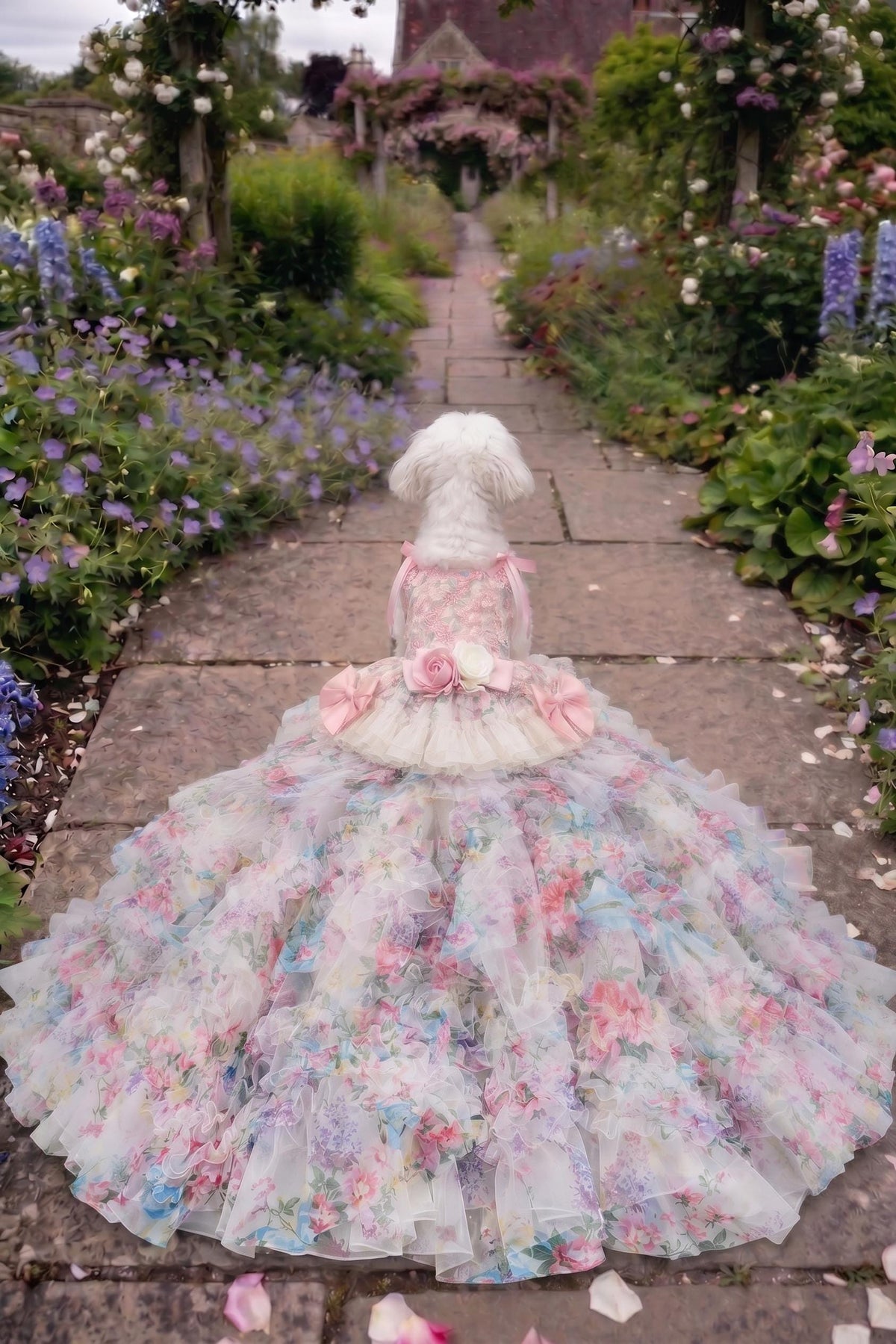 Arabella — Robe longue fleurie portée par un chien, vue de biais