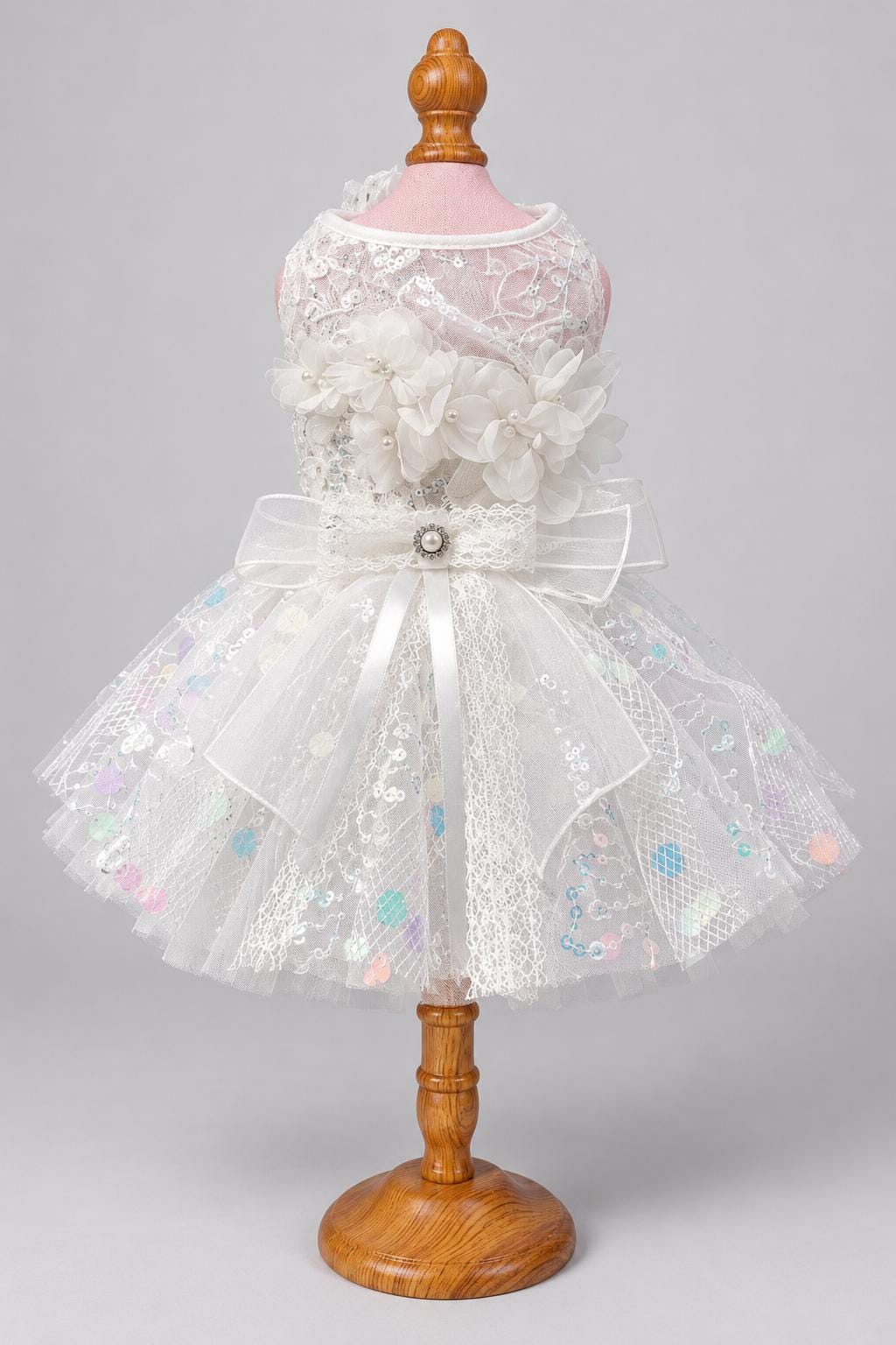 Robe de mariage blanche en dentelle à sequins pour chien avec nœud — photo du produit 5 sur 6